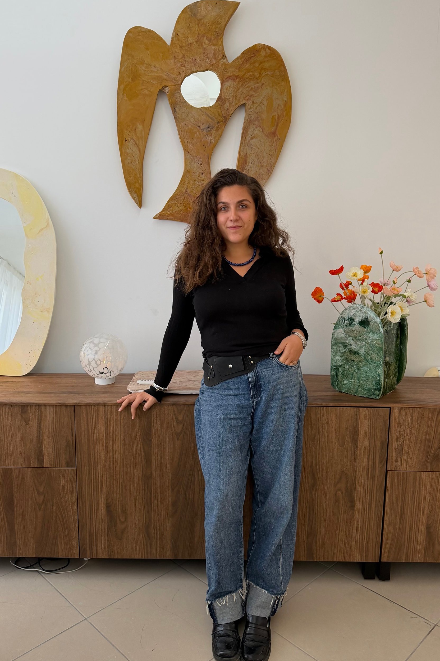 Ahava Harroch dans l’atelier, devant le miroir Oiseau Miel et un vase Sapin