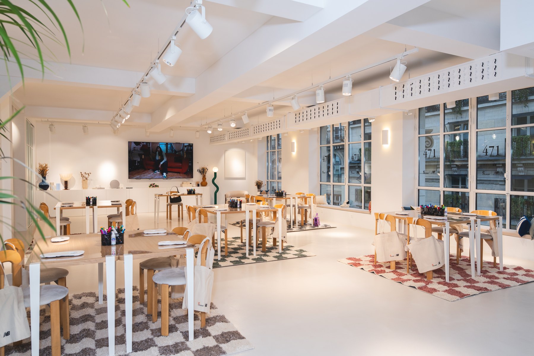 Atelier de création de miroirs ARRARKA en collaboration avec New Balance : tables en bois, feutres et formes en plâtre, grande salle lumineuse