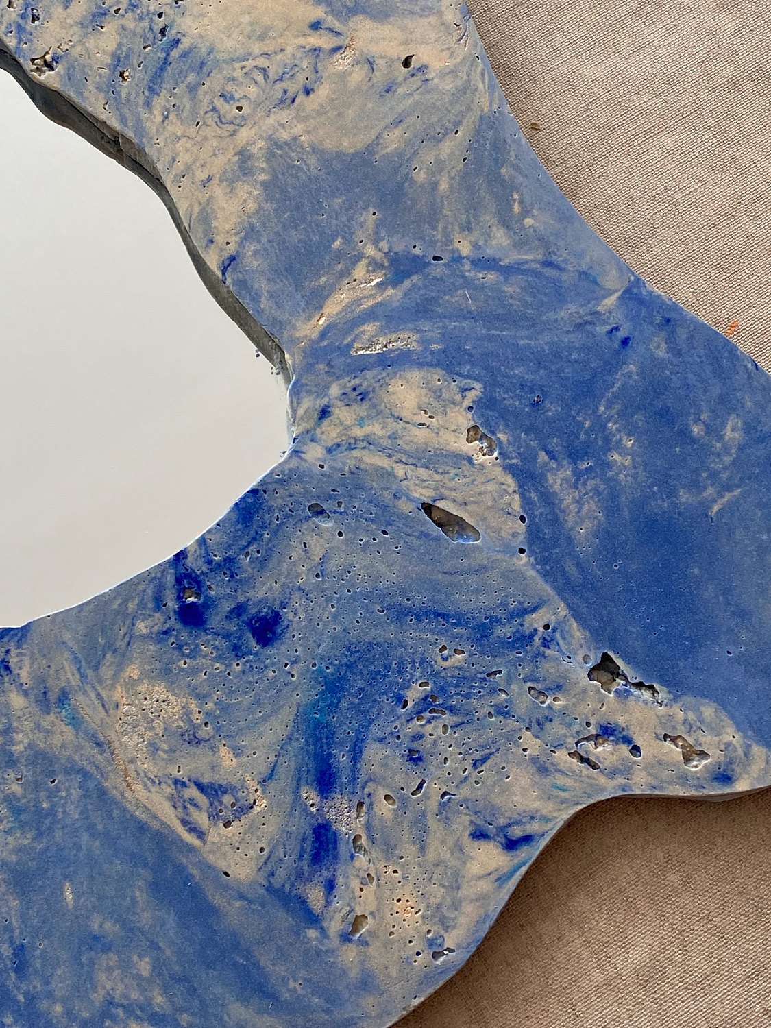 Détail d'un miroir bleu outremer