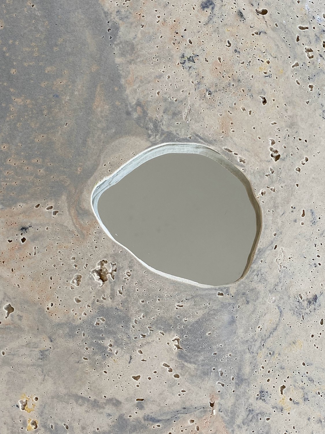 Détail d'un miroir à la matière pierre, vue du dessus