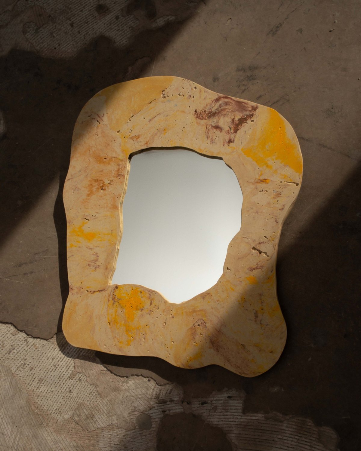 Miroir jaune posé au sol dans la lumière