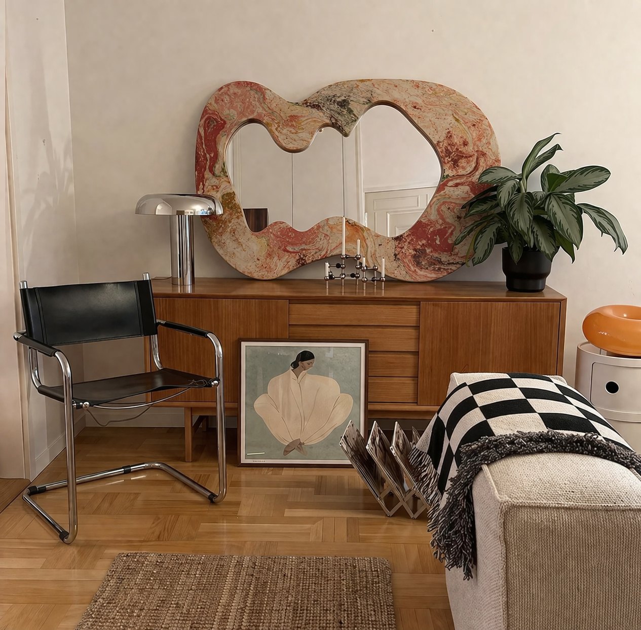 Grand miroir double au-dessus d'un buffet en bois