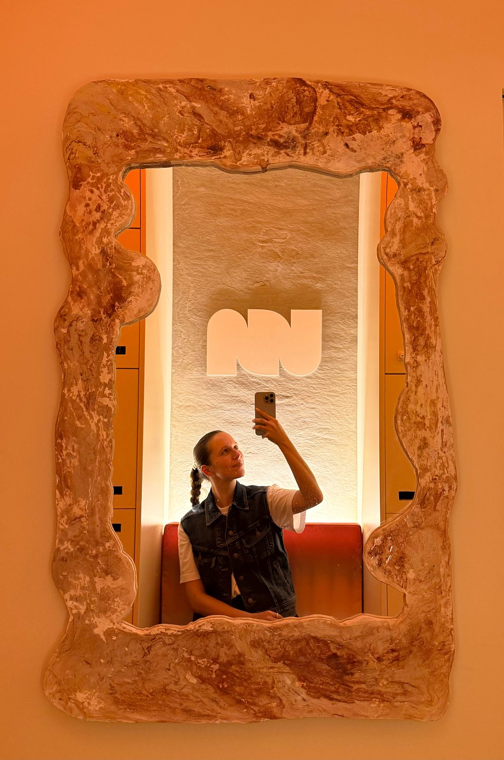 Grand miroir rectangulaire dans une lumière orange