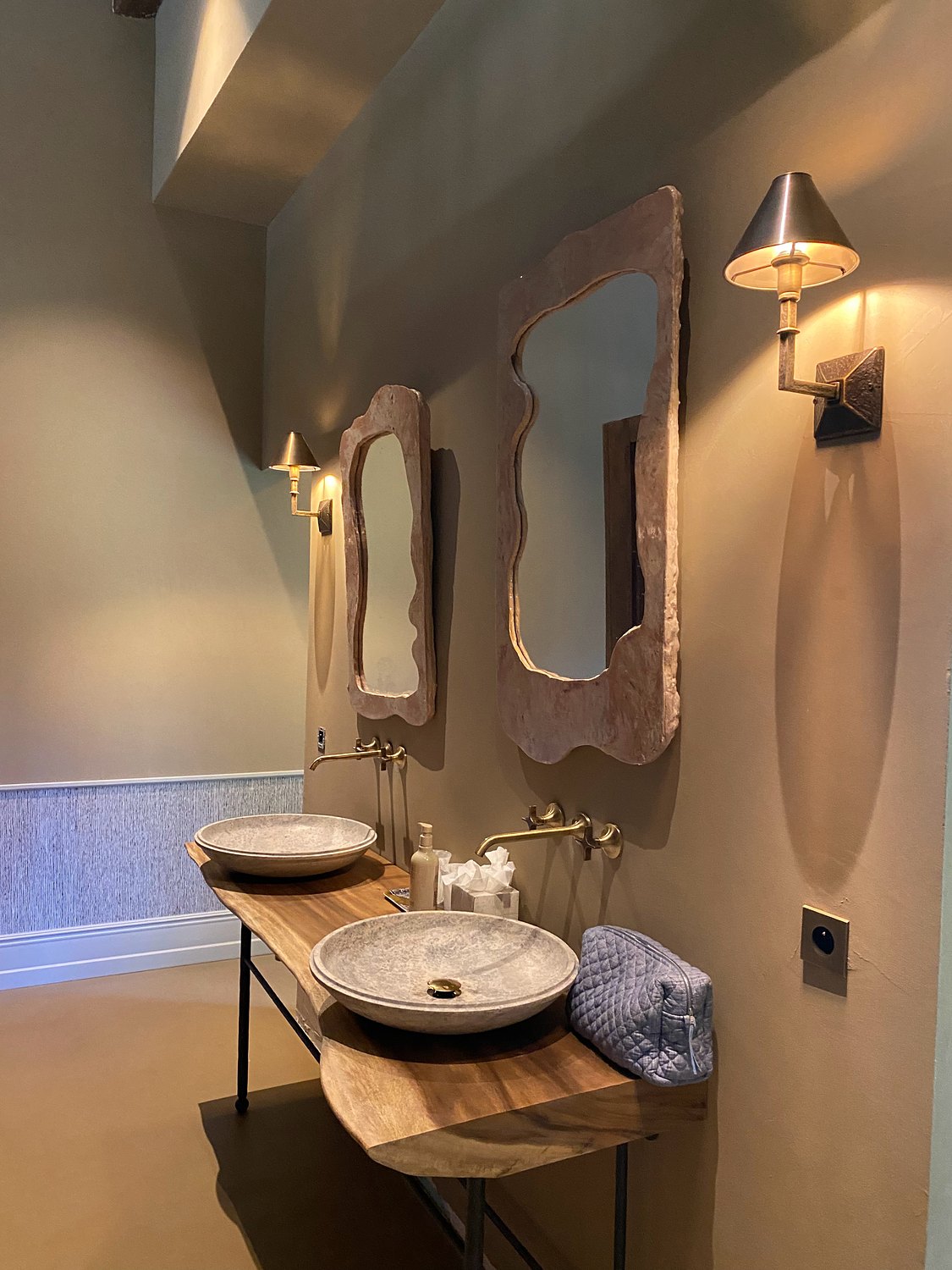 Deux miroirs au-dessus des vasques d'une salle de bain