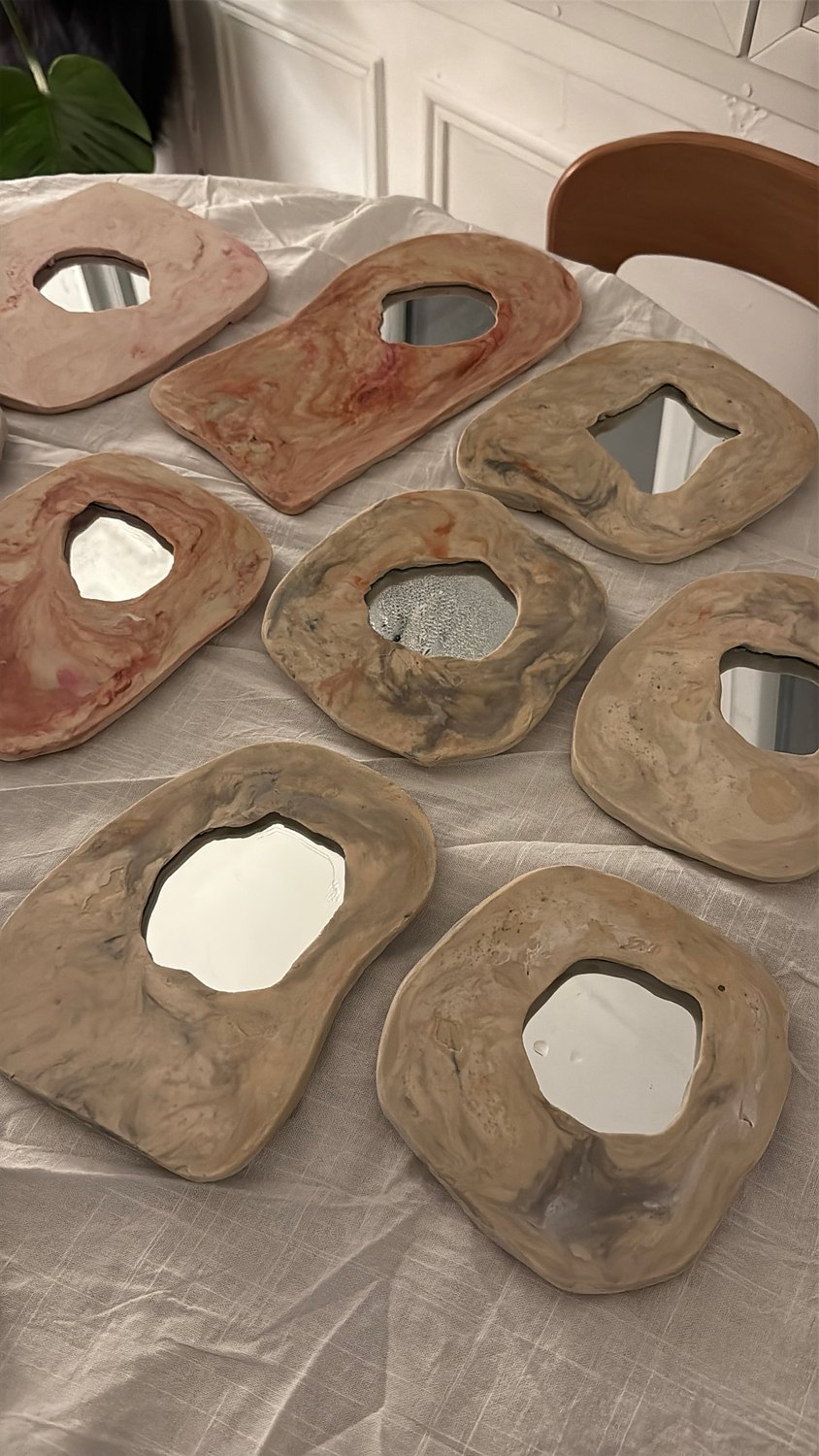 Série de petits miroirs sur une table de l'atelier