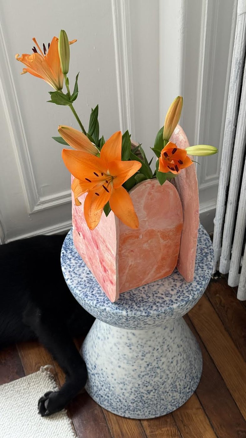 Vase en plâtre rose et orange avec des lys orange