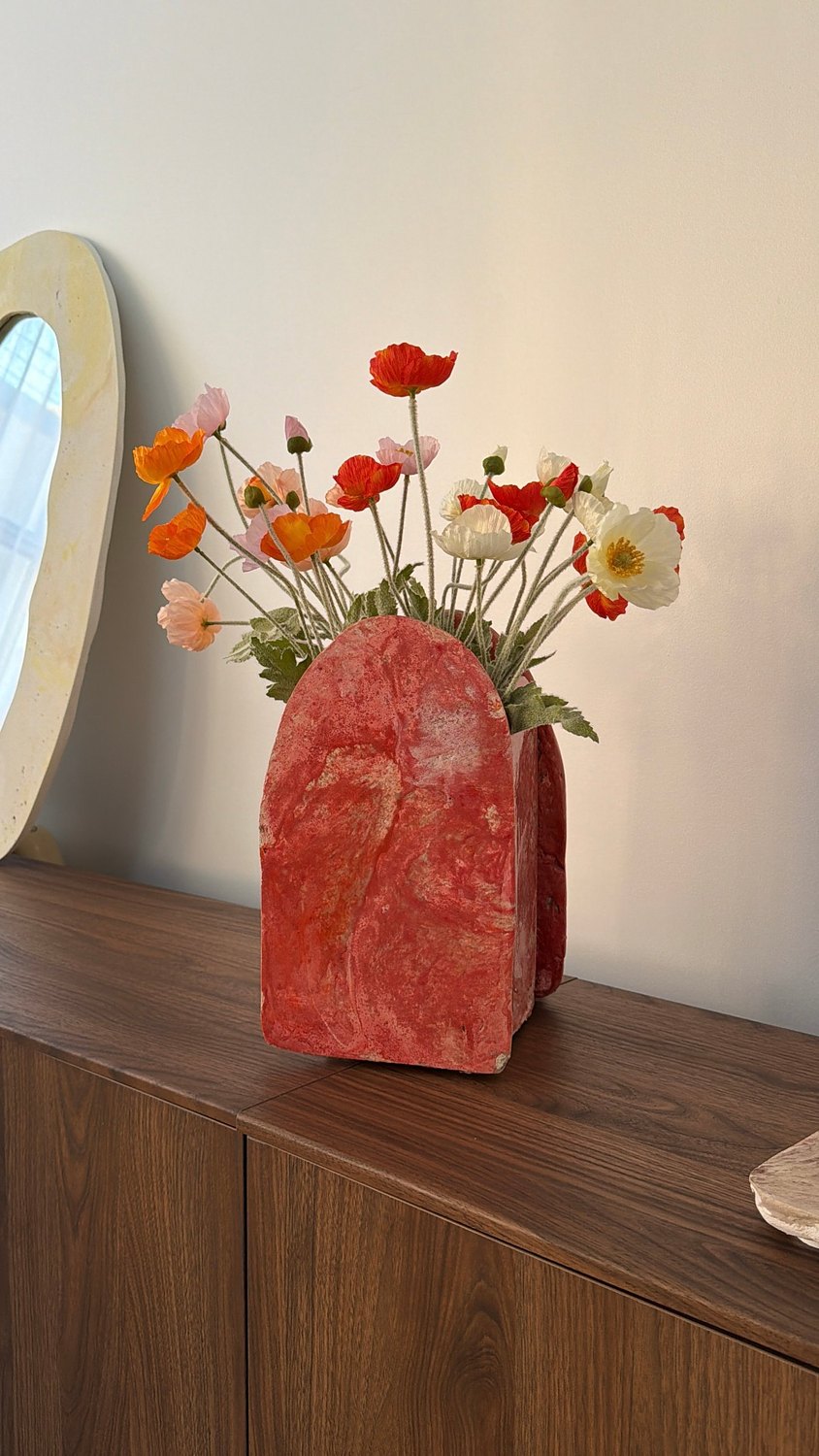 Vase Grenadine et pavots sur un buffet