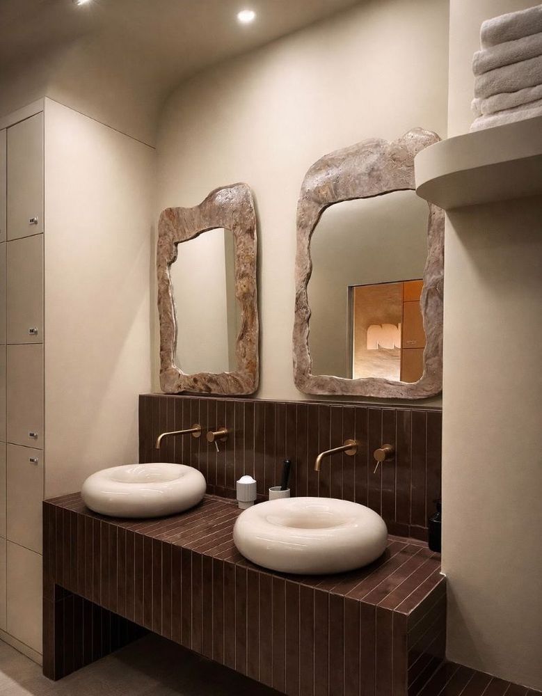 Deux miroirs sculptés au-dessus d'une double vasque